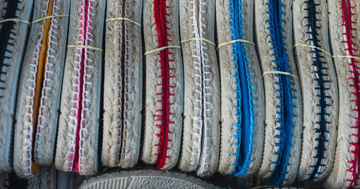 麻底鞋 espadrille 简史：1322 年、YSL 坡跟与黄麻底